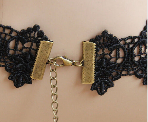 Noir Lace Vintage Necklace – Elegance in the Shadows